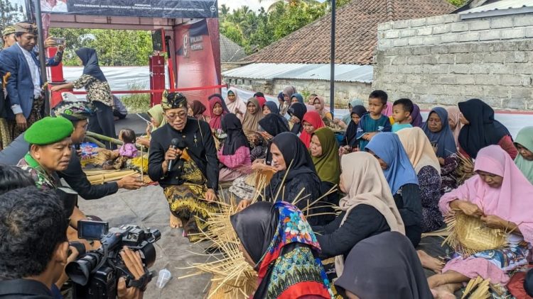 Kerajinan Anyaman Bambu Desa Loyok Targetkan Kembali Mendunia