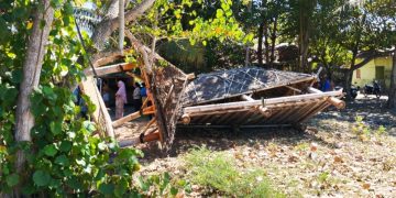 Belasan Gazebo di Pantai Lungkak Keruak Dirusak Warga