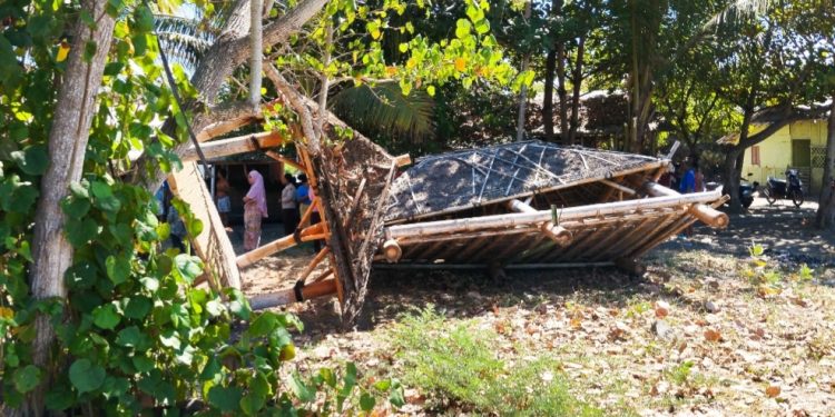 Belasan Gazebo di Pantai Lungkak Keruak Dirusak Warga
