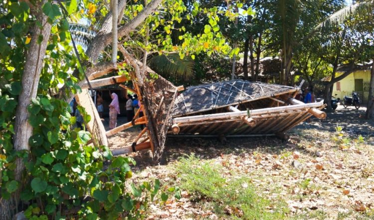 Belasan Gazebo di Pantai Lungkak Keruak Dirusak Warga