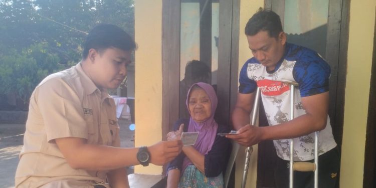 Aksi Lalu Sukri gandeng Wartawan Bantu Lansia dan Disabilitas Akses Perlinsos di Desa Kotaraja