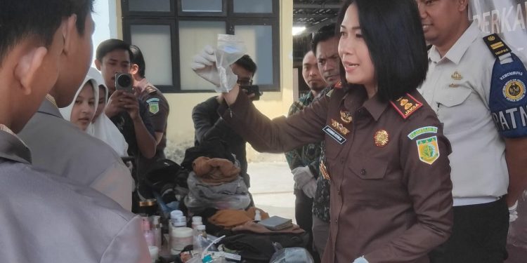 Barang Bukti 26 Perkara Dimusnahkan, Kejari Lotim Libatkan Pelajar untuk Edukasi