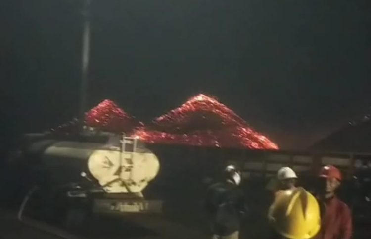 Kapal Tongkang Pengangkut Batubara Terbakar di Perairan Lotim