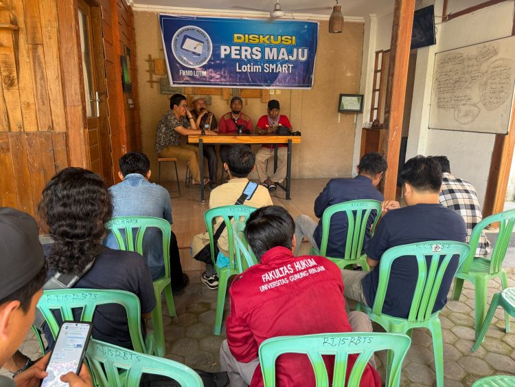 FWMO Lotim Perkuat Profesionalisme Wartawan Lewat Diskusi