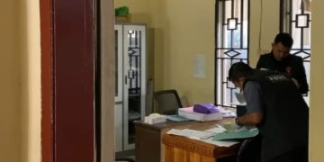 Penyidik Tipikor Kejari Lotim Geledah Kantor Desa Kotaraja
