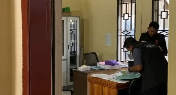 Penyidik Tipikor Kejari Lotim Geledah Kantor Desa Kotaraja