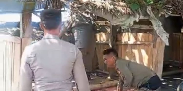 Petugas Tertibkan Lapak Remang-remang di Kawasan Pantai Labuhan Haji