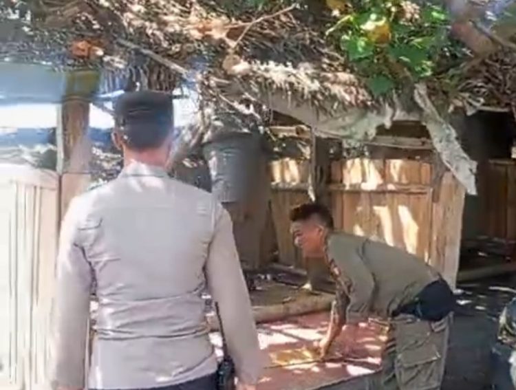 Petugas Tertibkan Lapak Remang-remang di Kawasan Pantai Labuhan Haji