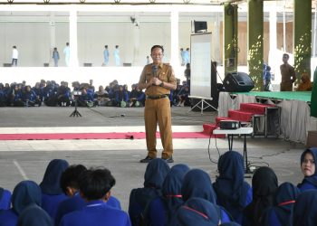 Sekda Lotim Hipnotis Ribuan Mahasiswa Baru Universitas Hamzanwadi Selong