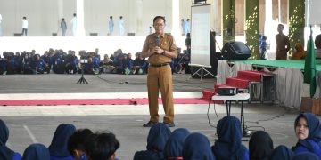 Sekda Lotim Hipnotis Ribuan Mahasiswa Baru Universitas Hamzanwadi Selong