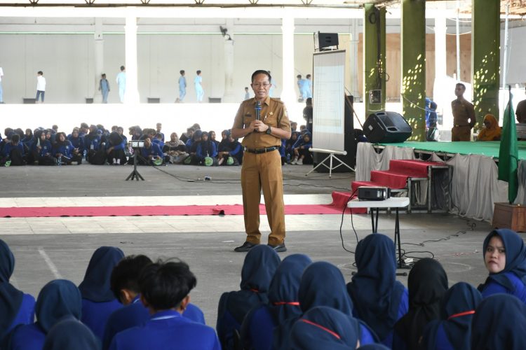 Sekda Lotim Hipnotis Ribuan Mahasiswa Baru Universitas Hamzanwadi Selong