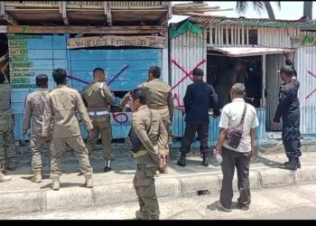 Lapak Remang-remang di Kawasan Pantai Labuhan Haji dan Suryawangi Dibongkar
