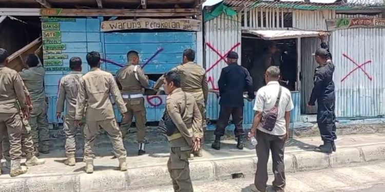 Lapak Remang-remang di Kawasan Pantai Labuhan Haji dan Suryawangi Dibongkar