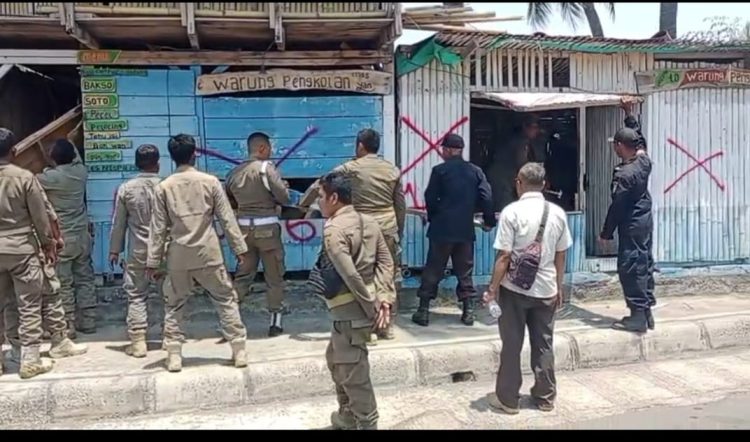 Lapak Remang-remang di Kawasan Pantai Labuhan Haji dan Suryawangi Dibongkar