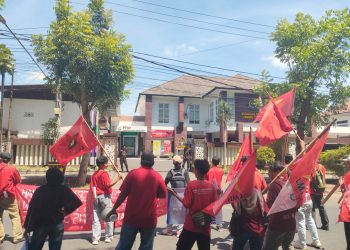 Aksi Aktivis Lotim Minta Ibu Kejari Lotim Mundur