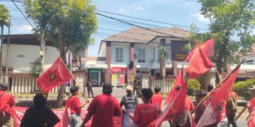 Aksi Aktivis Lotim Minta Ibu Kejari Lotim Mundur