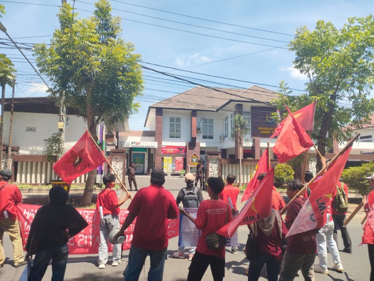 Aksi Aktivis Lotim Minta Ibu Kejari Lotim Mundur