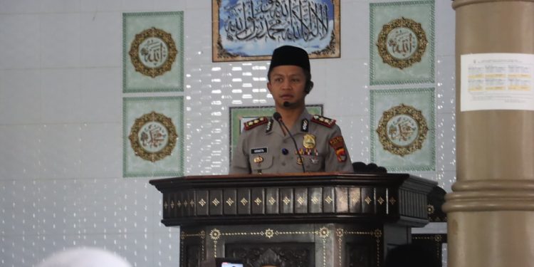 Kapolres Lombok Timur Ajak Warga Tangkal Hoaks Lewat Program Jumat Keliling