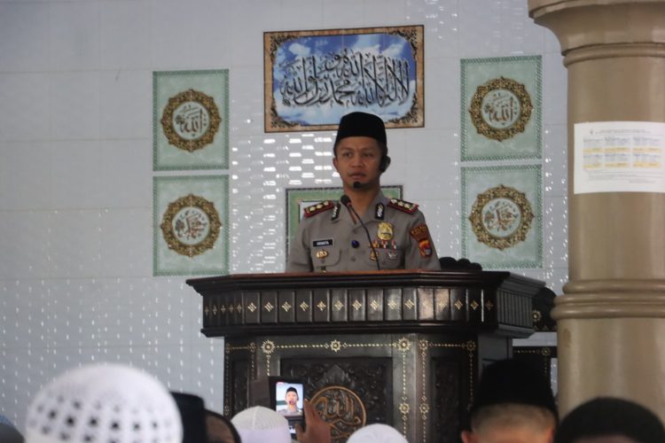 Kapolres Lombok Timur Ajak Warga Tangkal Hoaks Lewat Program Jumat Keliling