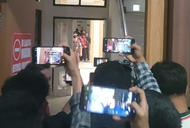 Korupsi Dana Desa, Kades Kotaraja dan Bendahara Gunakan Rompi Oranye Langsung Ditahan